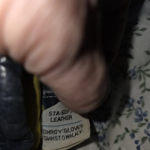 Elegant Black Leather Mittens for Men - Picture 4 of 4